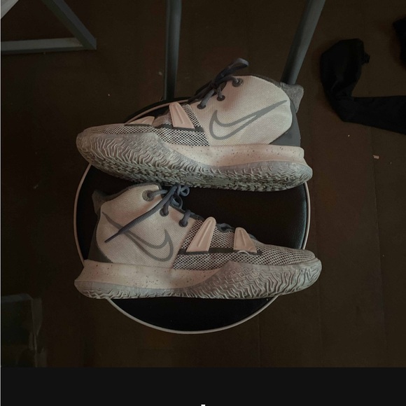 Kyrie 7, size 8.5, in great condition lightly used - Picture 3 of 5